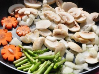 step7: 將1塊無鹽奶油加熱，放入紅蘿蔔、磨菇、洋蔥、蘆筍拌炒悶煮