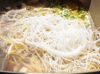 step8: 接著放入米粉滾煮