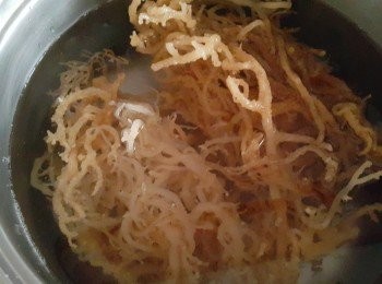 step1: 海珊瑚洗淨後依天氣溫度狀況~冬天須泡久一點約10-12小時所以前一晚就可以先泡好備用