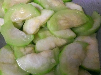 step2: 鍋內只留一點點的油炒絲瓜~悶軟~(依個人喜愛的口感)