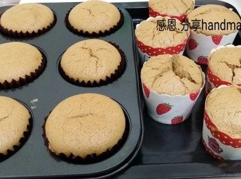 step2: B)用2個大器皿，將雞蛋，分開蛋白和蛋黄先。