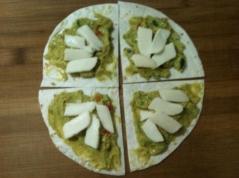 step2: 再放上Mozzarella乾酪。