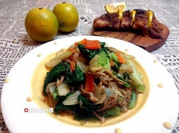 step13: 吃肉配一大盤蔬菜和水果是一定要的啊。