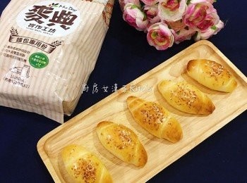 step17: 因起司溶化而形成中間空心狀,麵包很Q彈香軟,冷卻後室溫放過夜,口感仍然相同喔!!!