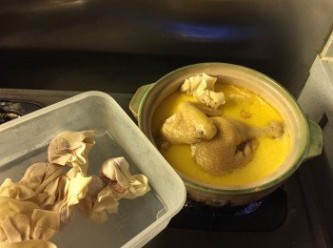 step4: 完成排氣後, 把湯倒入沙鍋內, 用匙隔走雞油, 煮滾後加入雲吞和菜