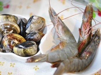 step3: 備料3:蛤蜊、鮮蝦洗淨