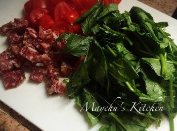 step1: 焗爐預熱180度。菠菜苗(Baby Spinach)洗淨略切，車厘茄洗淨一開四，意式辣肉腸(Salami)如有腸衣則去衣然後切粒。