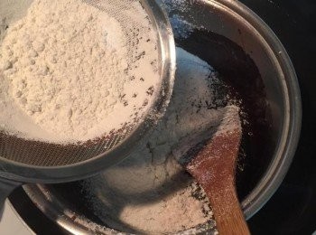 step3: 加入過篩的低筋麵粉和香草精後用切拌方式攪拌至看不見麵粉即可（不要過度攪拌使麵粉出筋）