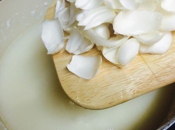 step4: 加入鮮百合，煮約1分鐘。