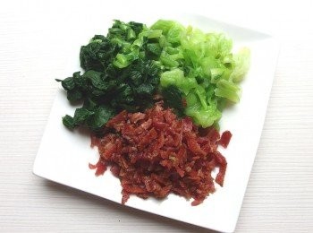 step8: 將青江菜及培根都切末。