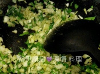 step3: - 熱鍋, 放入牛油, 洋蔥粒, 西芹粒…炒2-3mins