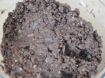 step3: 再用手將麵團堆成完整的麵團，分成三份，分別用保鮮紙包好。放入雪櫃一個小時