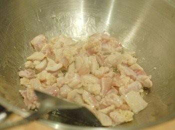 step3: 熱鑊後下油，先煎雞肉至全熟，盛起備用