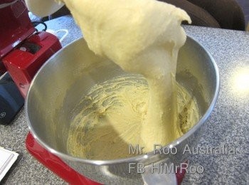 step2: 所以坊間咁多所謂 “低脂” 甚至 “脫脂” 產品, 如果你望下背面個營養成份表, 其實糖份比起原味仲更高, 再望下個成份, 嘩頂真係特登加左糖。
你以為自己食完瘦左又fit左, 點知越食就越肥, 越肥你又越食, 你以為純粹自己為食, 其實根本係廠商陰你。肥同味覺的鬥爭到底邊個贏? 其實邊個贏都係你輸既。