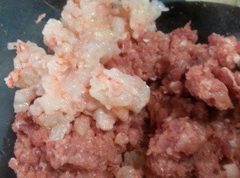 step3: 瘦肉攪至起膠後落蝦肉,再攪拌勻