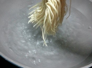 step1: 拉麵先用滾水煮5分鍾
