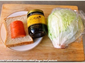 step1: 準備厚片吐司、和風鰹魚黑菇醬、紅蘿蔔與玉米粒等<span class="group_1">食材</span>。