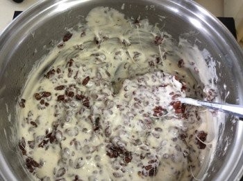 step2: 倒入米通攪拌，最緊要是米通一定要黏到綿花糖漿