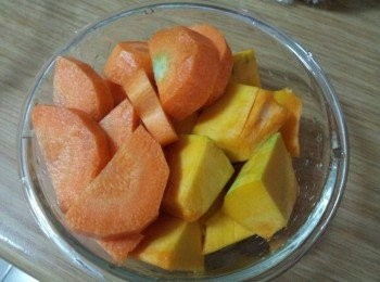 step2: 南瓜 , 紅蘿蔔 去皮切塊