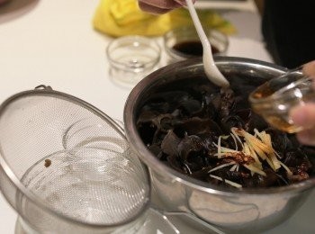 step1: 木耳浸開備用。