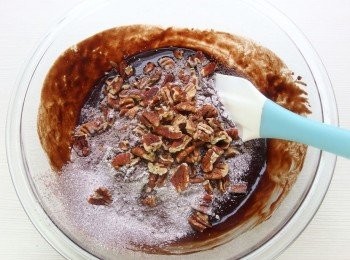 step13: 將80%的胡桃剝成大塊狀,加入麵糊裡,先預留20%的胡桃再撒在蛋糕表面用。