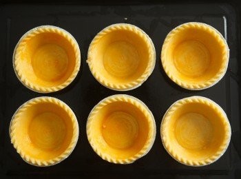 step2: 首先將派皮先刷上一層蛋黃後，用180烤6分鐘備用。