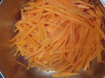 step4: 甘荀去皮切成幼絲。