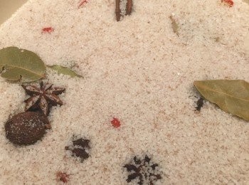 step4: 用中火燒熱鑊，下粗鹽、花椒、八角、草果、香葉、少許辣椒炒3-4分鐘至出味，將鹽鋪平