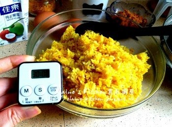 step9: 將黃薑飯拌勻盛起放入大碗內靜待30分鐘待涼