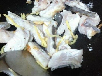 step4: 乾淨瓁落油燒熱，加入姜絲爆香，倒入門鱔爆至兩面金黃色