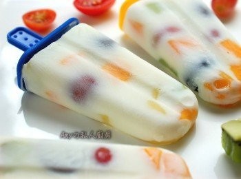 step5: 放入冷凍庫，結凍後，好吃的天然水果優酪冰棒就完成了。