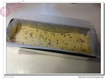 step7: 在模具內鋪牛油紙。把蛋糕液倒入模具中, 把中間壓低, 兩邊高一點。