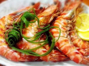 step3: 最後，把青蔥和檸檬鋪在大明蝦【澎湖野生水產】上，即可呈盤享用家常料理-「清蒸酒燒大明蝦」【澎湖野生水產】。