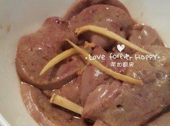 step4: 醃味 ~ 用海鹽, 適量料理酒, 薑絲及生粉拌勻