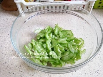 step2: 放入大碗中加少許鹽拌勻醃30分鐘