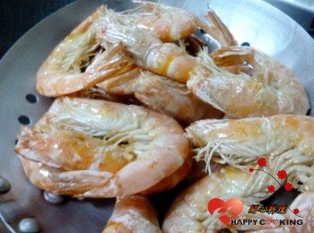 step4: 放蝦炸約20秒撈出,再次燒高溫後炸10秒取出