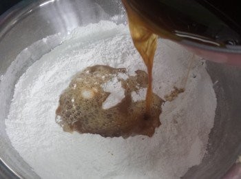 step3: 待(2)溫暖後倒入糯米粉中拌勻。