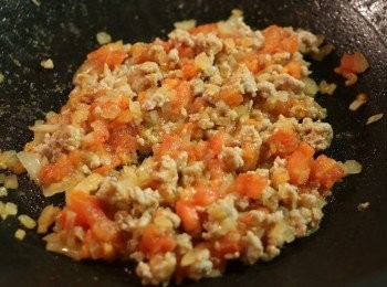 step4: 炒至豬絞肉變白後放入番茄粒繼續拌炒至番茄軟化。