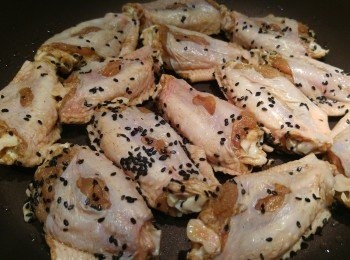 step3: 最後黑芝麻撒上<a href="https://bit.ly/3zHU5V3" target="_blank" data-keyword="雞翼" class="guide-link"><strong>雞翼</strong></a> <span style="display:inline-block;vertical-align:middle;margin-top:-3px;color:initial;border-radius:3px;padding:2px 3px;font-size:12px;line-height:14px;background:#87d300;color:#fff;">即買</span> 表面按壓一下, 用易潔鍋慢火煎到<a href="https://bit.ly/3zHU5V3" target="_blank" data-keyword="雞翼" class="guide-link"><strong>雞翼</strong></a> <span style="display:inline-block;vertical-align:middle;margin-top:-3px;color:initial;border-radius:3px;padding:2px 3px;font-size:12px;line-height:14px;background:#87d300;color:#fff;">即買</span> 表面金黃香脆即可。