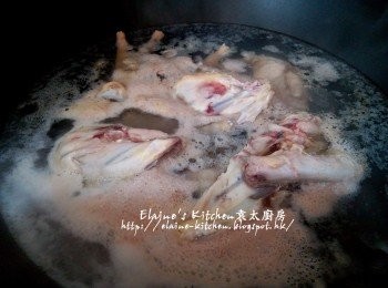 step1: 雞殼剪成幾件 , <a href="https://bit.ly/3kLFTWO" target="_blank" data-keyword="雞腳" class="guide-link"><strong>雞腳</strong></a> <span style="display:inline-block;vertical-align:middle;margin-top:-3px;color:initial;border-radius:3px;padding:2px 3px;font-size:12px;line-height:14px;background:#87d300;color:#fff;">即買</span> 剪去甲 , 用水沖一沖洗後放入水中蓋上蓋用中火出水5分鐘