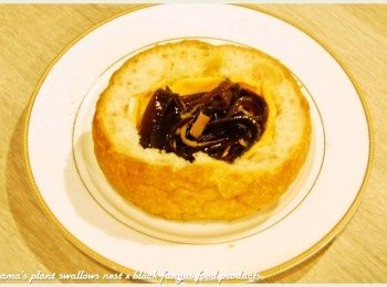 step3: 將和風鰹魚黑菇醬的醬料，直接疊放在麵包的中間內層中。