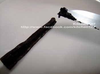 step2: 剖開「香草莢」，用刀子刮出「黑色香草籽」，備用。(香草莢主要功用為去蛋腥&增加布丁香氣)