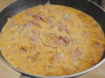 step5: 再下雞粉（也可加鹽及黑胡椒粉調味），下水，煮沸。再下淡忌廉拌勻，煮一分鐘