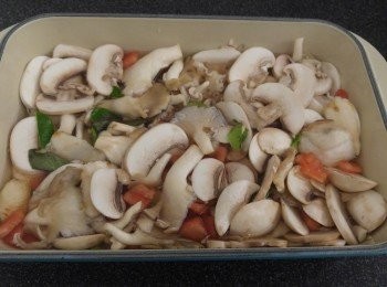 step1: 先準備材料將什菇切片,蕃茄去皮去籽切粒,紅辣椒切粒,檸檬葉撕開,金不換摘細細棵,兩個青檸榨汁,一個青檸切片,南薑和香茅切片,芫荽摘斷一半。