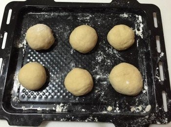 step4: 將麵團空氣用手打出，分成六等分放在烤盤中，室溫進行醒麵約10-15分鐘