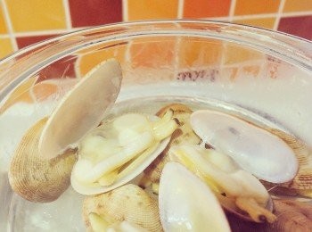 step6: 媽媽說蜆一開口，靜待30秒便熟透。