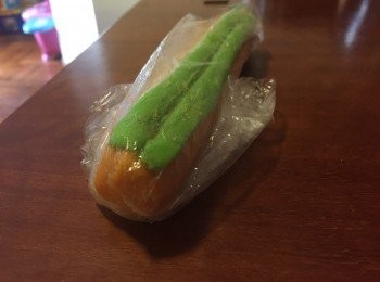 step6: 把25G的綠色粉團分成2長條, 貼在橙色粉團上作葉子, 再放入冰格20分鐘