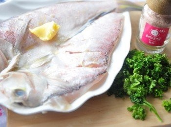 step1: 備料如圖~ 馬頭魚一夜干、巴西利、梅子粉、無鹽奶油
