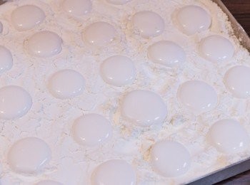 step9: 先把白色的糖漿擠到步驟 1 預備好的烤盤中。