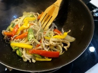 step2: 鍋中放入少許油，將洋蔥絲放入鍋中炒香再放入青椒、秋葵及肉絲拌炒。